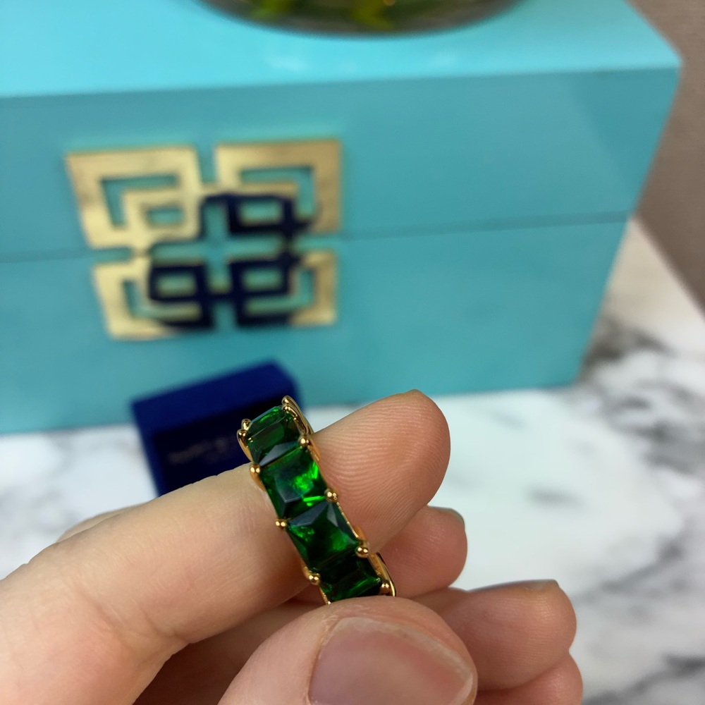 Kurt Geiger London Gold Plated w/ Green Crystals Size 7 Brand New Ring - Picture 3 of 7